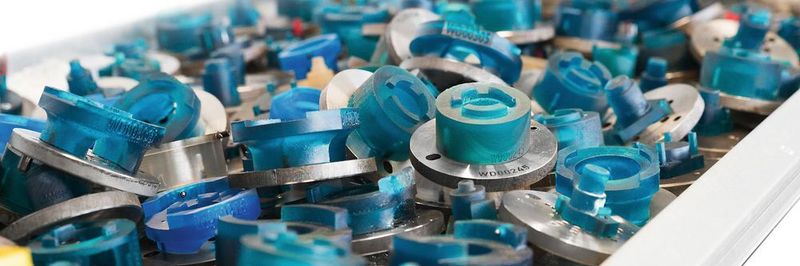 Komplex wurde der Auftrag, weil jeder Arbeitsschritt der automatischen Drehbank eine maßgefertigte Haltevorrichtung erfordert. Diese mit subtraktiven Methoden zu fertigen, hätte zu lange gedauert.