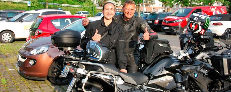 Redaktionspraktikantin Viktoria Hahn und ihr Supporter Stephan Maderner auf der Feierabendrunde der Vogel-Biker am 18. Mai in Marktheidenfeld am Main.