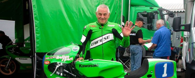 Der fünffache Weltmeister Anton „Toni“ Mang gibt am Wochenende im Technik Museum in Speyer bei den Kawasaki Days Autogramme.