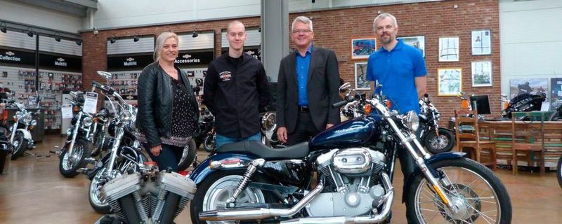 Bei der Übergabe (v. li.): Claudia Dillenburger (Leitung Bundesfachschule für das Deutsche Zweiradmechaniker-Handwerk/Handwerkskammer Frankfurt-Rhein-Main), Eric Trapp (Harley-Factory Frankfurt) sowie Matthias Eberling und Lars Vellmer (beide: Handwerkskammer Frankfurt-Rhein-Main)