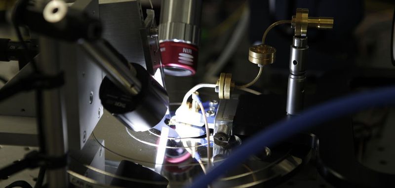 Forscher konnten im 300-GHz-Band drahtlos Daten mit 100 GBit/s übertragen. Verwendet wurde der neue Standard IEEE 802.15.3d.