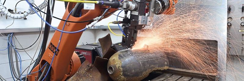 Kerben, um zu entschärfen: Ein robotergeführter Laser bearbeitet den Mantel bisher nicht gezündeter Bomben, sogenannter Blindgänger.