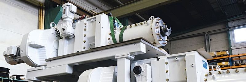 Der Schneckenextruder EVM 160 formt die poröse keramische Masse zu einer Wabenstruktur. Er besteht aus der Zuführschnecke (oben) und der Extruderschnecke (unten) sowie den jeweils erforderlichen Antrieben.