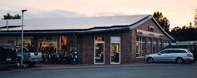 Neuenkirchen im Abendlicht. Seit 1994 ist das Motor-Center Harenburg in diesem Gebäude ansässig.