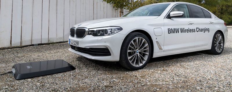 BMW bietet für den Plug-in-Hybrid 530e i-Performance ab sofort ein System zum kabellosen Laden an.