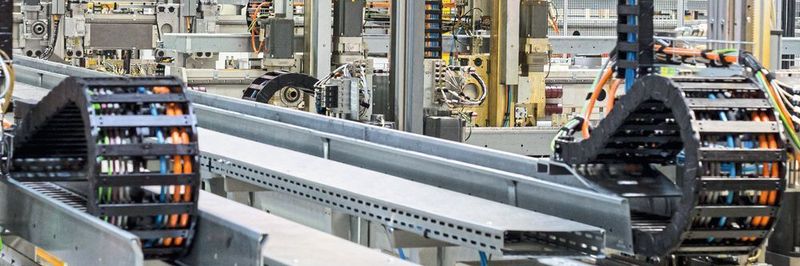 Igus-Energieketten und Smart Plastics im Einsatz in der Automobilproduktion: Im Durchschnitt läuft alle 14 Sekunden ein Motor von den Montagebändern – Isense-Module im Inneren der E-Kette überwachen ihren Zustand.