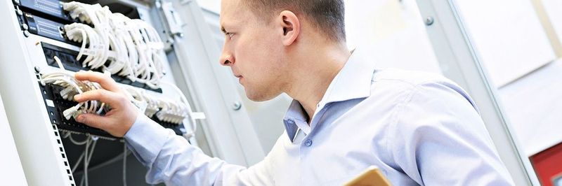Die Ausfall- und Betriebssicherheit von Rechenzentren beruht auf zahlreichen Aspekten. Regelmäßige detaillierte Testdurchläufe tragen dazu bei, die Verfügbarkeit zu verbessern