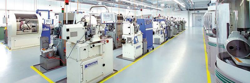 Den gut gerüsteten Maschinenpark hält Rolla Microgear ständig auf dem neuesten technischen Stand, was letztlich die Grundlage bildet, um die kleinen Bauteile aus Messing, gehärtetem Stahl oder auch Inox mit maximaler Präzision und Wiederholgenauigkeit herzustellen.