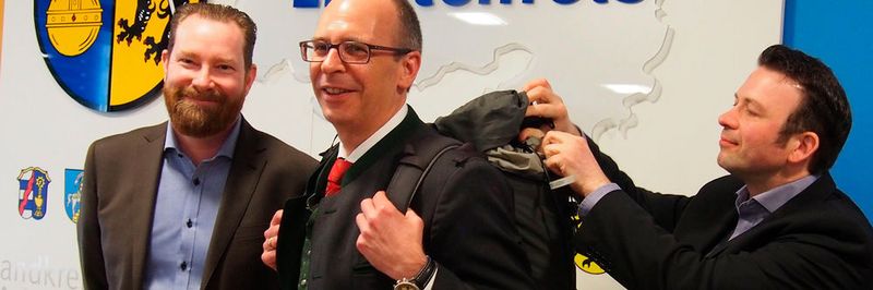 (v. l.) Mats Nordström, Geschäftsführer IQMTEL, Landrat Christian Meißner und Björn Meschenmoser, Leiter Geschäftsfeld Deutschland IQMTEL, mit dem Messrucksack für Wanderwege