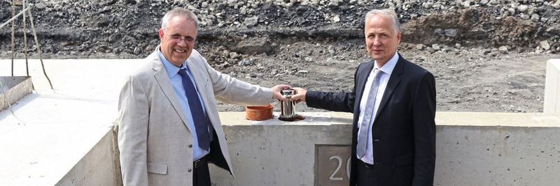 Die Geschäftsführer von WF Maschinenbau, Heiko Ohlscher (links) und Dr. Bodo Fink , bei der Grundsteinlegung für die neue Produktionshalle.