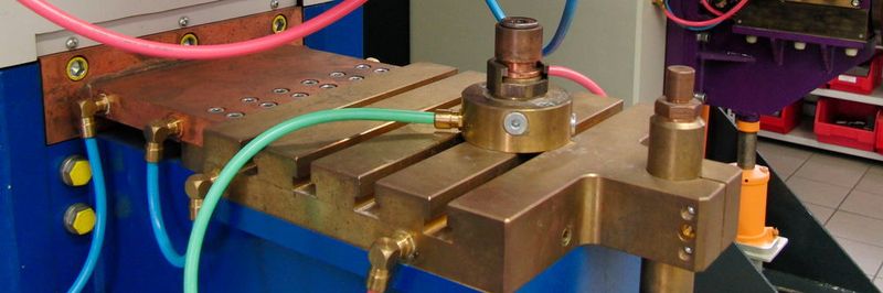 Die Punkt- und Buckelschweißanlage an der SLV Duisburg wird mit einer Hz-Inverter-Stromquelle betrieben. Für die erforderliche Kühlleistung sorgen Eisele-Steckanschlüsse mit ProWeld-Schläuchen