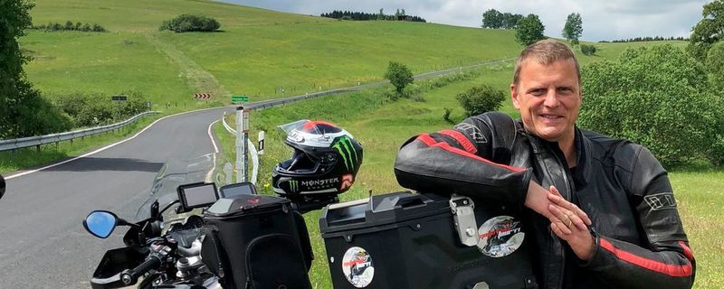 Traditionell erkundet »bike und business«-Chefredakteur Stephan Maderner die Tour höchstpersönlich. Hier sieht man ihn im Kurvenparadies der Eifel.