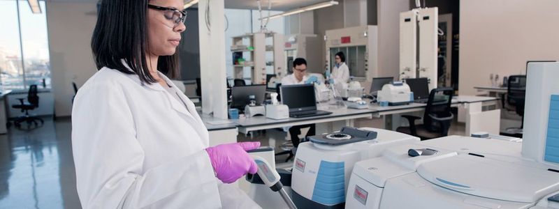 Fig. 1: FTIR spectrometers can be used in goods entry checks, for example.