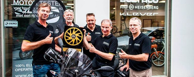 Ecomobiel in Antwerpen erhält die erste Zero DSR Black Forest Edition und einen Preis als bester europäischer Händler 2017. Von links nach rechts: Erik Huisinga (Country Manager Benelux), Sus Verleije (Geschäftsführer Ecomobiel), Pat Kramp (Ecomobiel), Roby Zahler (Geschäftsführer Ecomobiel) und Jacques Verhaegen (Geschäftsführer Greenmoves Brüssel).