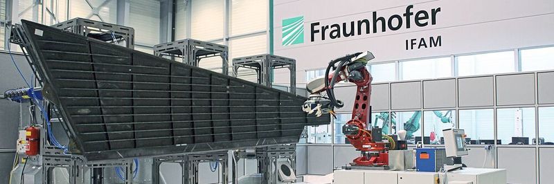Im Forschungsprojekt "Prozesssichere hochproduktive Präzisionszerspanung von CFKGroßstrukturen" (ProsihP II) entwickelte das Fraunhofer IFAM in einem interdisziplinären Projektkonsortium aus Industrie und Forschung einen mobilen CNC-Bearbeitungsroboter.