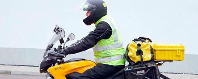 Unter Strom: Uwe Reimann mit seiner serienmäßigen Zero S auf großer Fahrt.