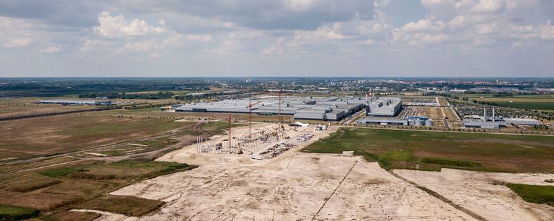 Mercedes-Benz Cars startet im ungarischen Kecskemét den Bau seines ersten volldigitalen Produktionswerkes.