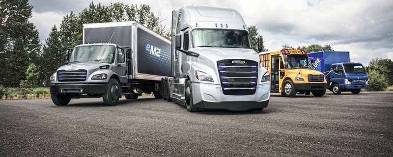 Daimler Trucks rückt weiter in Richtung Elektromobilität – unter anderem mit zwei vollelektrischen Lkws und einem neuen Konzernbereich für E-Antriebe.