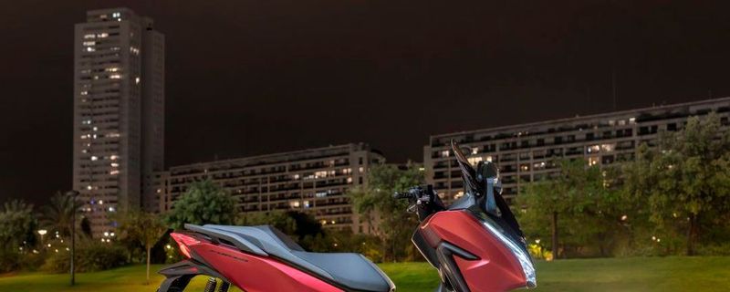 Dank dezenter Änderungen im Design wirkt der Forza 125 moderner und schicker als bisher.