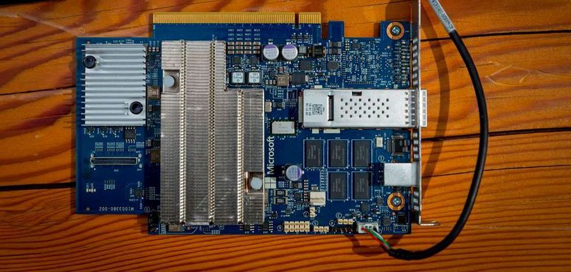 Muster einer FPGA-basierten Hardware-Plattform für "Project Brainwave". Auf seiner Entwicklerkonferenz Build 2018 kündigte Microsoft an, seine KI-Plattform auch für Kunden zugänglich zu machen.