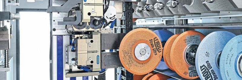 Das Schunk-Achssystem ermöglicht einen hochflexiblen, mannlosen Schleifbetrieb. Auf engstem Raum werden Schleifscheiben, Fräser und Kühlmittelschutze kombiniert.