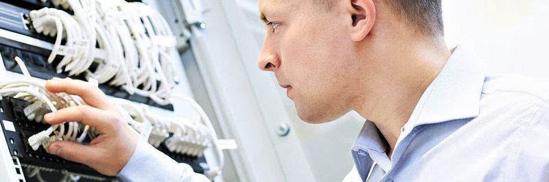 Die Ausfall- und Betriebssicherheit von Rechenzentren beruht auf zahlreichen Aspekten. Regelmäßige detaillierte Testdurchläufe tragen dazu bei, die Verfügbarkeit zu verbessern