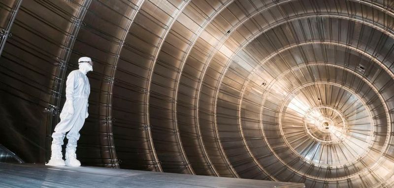 Los geht's: Im Inneren des Hauptspektrometertanks des Karlsruher Tritium-Neutrino-Experiments KATRIN, das am 11. Juni 2018 seinen Messbetrieb aufnimmt.
