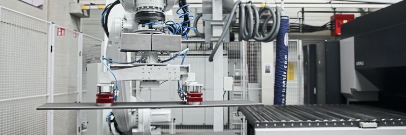 Dank der Kameratechnik findet der Pick-and-Place-Roboter die Werkstücke ohne Teachen und legt sie in die Richtmaschine ein.
