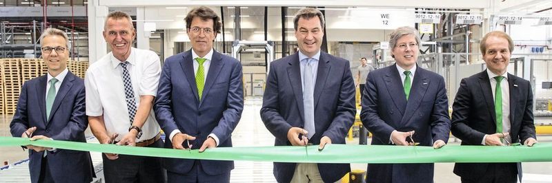 Eröffnung des neuen EDZ Mitte von Schaeffler: Dr. Stefan Spindler, Vorstand Industrie der Schaeffler AG; Siegfried Müller, Oberbürgermeister der Stadt Kitzingen; Klaus Rosenfeld, Vorsitzender des Vorstands der Schaeffler AG; Dr. Markus Söder, Bayerischer Ministerpräsident; Georg F. W. Schaeffler, Aufsichtsratsvorsitzender der Schaeffler AG; Andreas Schick, Vorstand Produktion, Logistik und Einkauf der Schaeffler AG (v.l.).