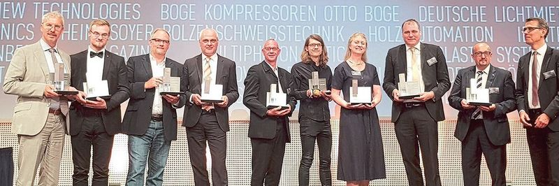 Alle Gewinner des Best of Industry Awards 2018 versammelten sich am Ende des Abends noch einmal gemeinsam auf der Bühne. Herzlichen Glückwunsch!