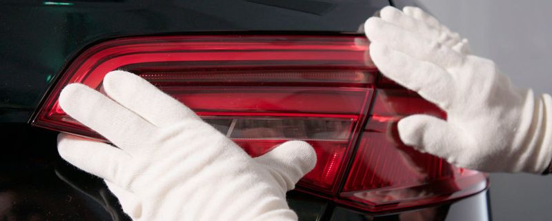 Gedruckte Deckgläser für Rückleuchten: Audi nutzt in seinem 3-D-Druck-Zentrum im Vorseriencenter in Ingolstadt den weltweit einzigen Multimaterial-3-D-Vollfarbdrucker des amerikanischen Ausrüsters Stratasys.