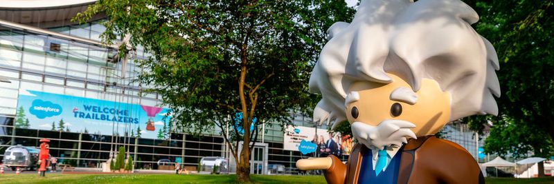 Neue Kunden, viele Partner: Salesforce bläst zur „vierten industriellen Revolution“ und kündigt weitere Rechenzentrumskapazitäten in Deutschland an. Im Bild: Salesforce Einstein weist auf der Cebit den Weg zur Halle 9 und in den Salesforce Park im Außenbereich.