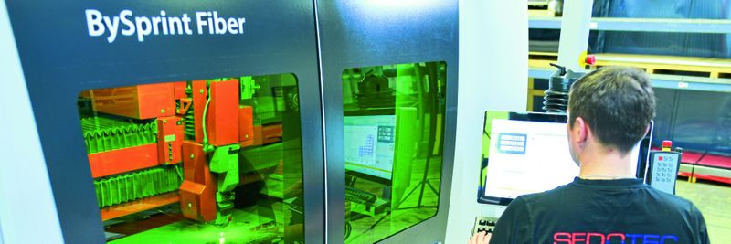Ein Mitarbeiter arbeitet bei Sedotec an einer By Sprint Fiber 3015 von Bystronic.