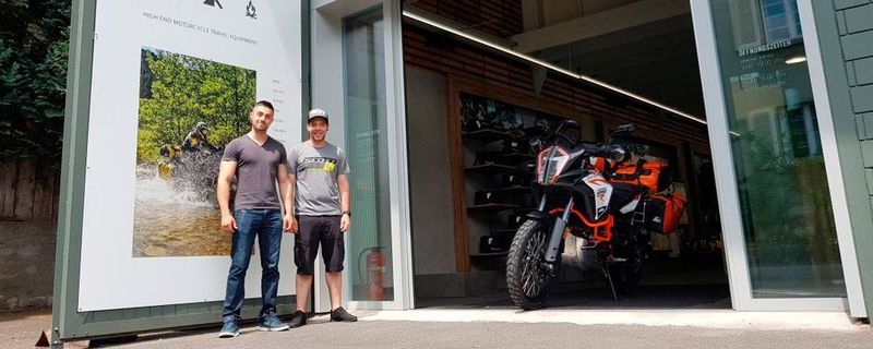 Derzeit wird das Team um Verkaufsleiter David Mezzelani und Werkstattleiter Markus Reichlin intensiv auf die Touratech Produkte geschult.