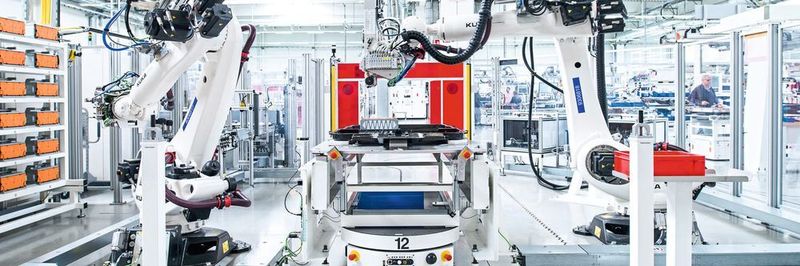Die Batteriemontage erfolgt mit einem hohen Automatisierungsgrad meist in 10 bis 12 Stationen, von denen viele als geschlossene Roboterzellen ausgebildet sind.