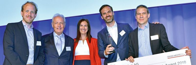 Der Jury-Vorsitzende Prof. Mirko Meboldt von der ETH Zürich, Rubino Mordasini, Past Präsident Swiss Medtech, Moderatorin Jessica Herschkowitz, Philipp Tholen, Mitbegründer und Leiter Product & Operations, Ava, sowie Peter Stein, Mitgründer und Leiter F&E Ava, bei der Verleihung des Swiss Medtech Award.