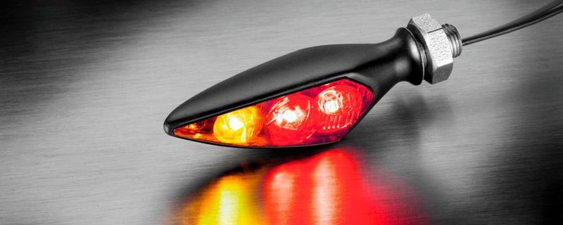 Den Rhombus S gibt es ab sofort als 3in1-Variante „Rhombus S DF Dark“ mit Blinker, Rücklicht und Bremslicht.