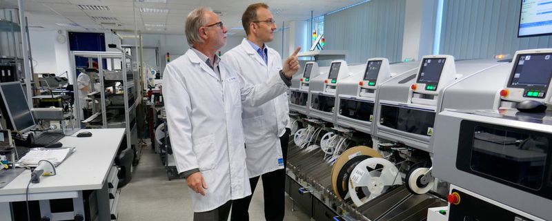 Herbert Schmid (links), Gründer und Geschäftsführer productware und Marco Balling, Geschäftsführer, in den Fertigungshallen von productware.