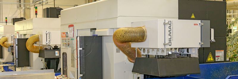 Zwölf Ölnebelabscheider Oilmac 800 saugen Emulsionsnebel an geschlossenen Schleif- und Zerspanungsmaschinen ab. Sie lassen sich einfach an der Bearbeitungsmaschine anbringen.