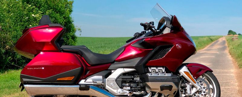 Mit gigantischen 1,70 m Radstand zwischen Vorder- und Hinterrad sowie bis zu 383 kg fahrfertigem Gewicht ist die Honda Gold Wing ein Koloss, der aber erstaunlich wendig sein kann.