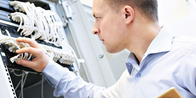 Die Ausfall- und Betriebssicherheit von Rechenzentren beruht auf zahlreichen Aspekten. Regelmäßige detaillierte Testdurchläufe tragen dazu bei, die Verfügbarkeit zu verbessern