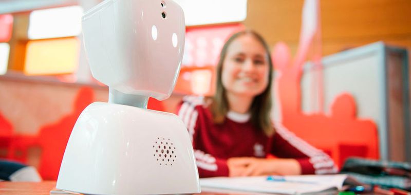 Der Telepräsenz-Avatar AV1 des norwegischen Hersteller No Isolation lässt Kinder mit Langzeiterkrankung wieder an Unterricht und Sozialleben teilhaben. Eine Kamera und ein Mikrofon übertragen das Geschehen per WLAN oder LTE auf eine App auf dem Tablet-Computer des Kindes zuhause oder im Krankenhaus. Über einen Lautsprecher kann das Kind mit Lehrern und Mitschülern sprechen.
