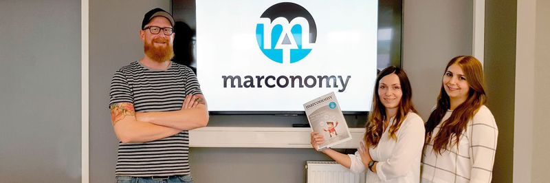 Vom Printheft zur digitalen Marke – marconomy mit neuem Logo und Design. Von links nach rechts: Markus Mager, Julia Oppelt und Georgina Bott.