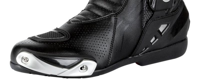 Der Stiefel in der Farbe schwarz ist in den Größen 40 bis 48 für 199,95 Euro erhältlich.