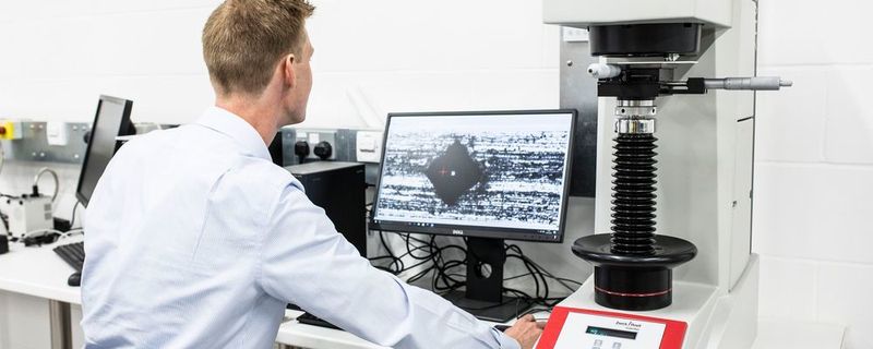 Constellium eröffnet ein F&E-Labor in London – Technologien sollen aus dem Labor direkt in die eigenen Produktionsstätten wandern. Im Bild: Härtemessung einer Aluminiumlegierung der 6000er-Reihe bei Constellium.