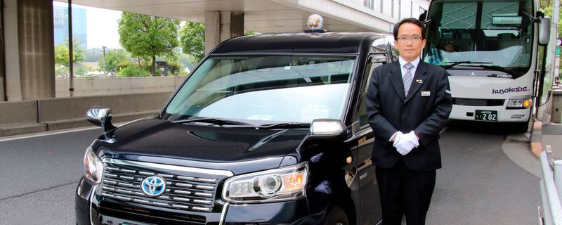 Rechtzeitig zu den olympischen Sommerspielen im Jahr 2020 soll ein neues Taxi von Toyota das Stadtbild in Tokio bestimmen. Der Taxifahrer Kenichiro Morioka war einer der ersten, die eines der neuen Modelle übernommen haben.