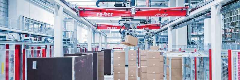 Portalroboter bei der Arbeit: Durch Automatisierung lassen sich binnen kurzer Zeit viele kleinteilige Bestellungen abwickeln.