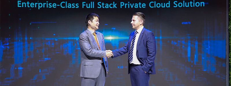 William Dong (links), Vice President of Marketing Solution Sales, Huawei Enterprise Business Group und Stefan Soldat, CEO von Huawei in Düsseldorf, bei der offiziellen Release-Freigabe „Fusion Cloud 6.3“ auf der CEBIT 2018.