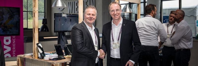 Stefan Mennecke (l.), Zentraleuropa-Chef bei Soti, und Steffen Ebner, B2B-Vorstand bei Komsa, besiegeln den Distributionsvertrag auf dem Event.