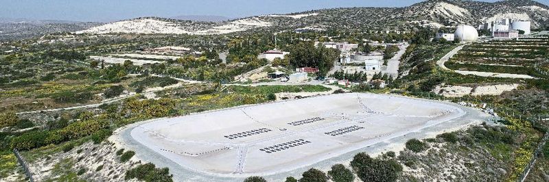 Den ersten Einsatzort der Contitech-Solarfolie ist ein Wasserbecken auf Zypern, nahe der Stadt Limassol. Es ist 6500 m² groß und 4,5 m tief. Die momentan 80 Solarzelleneinheiten liefern, wie es heißt, eine Leistung von 20 kWp.